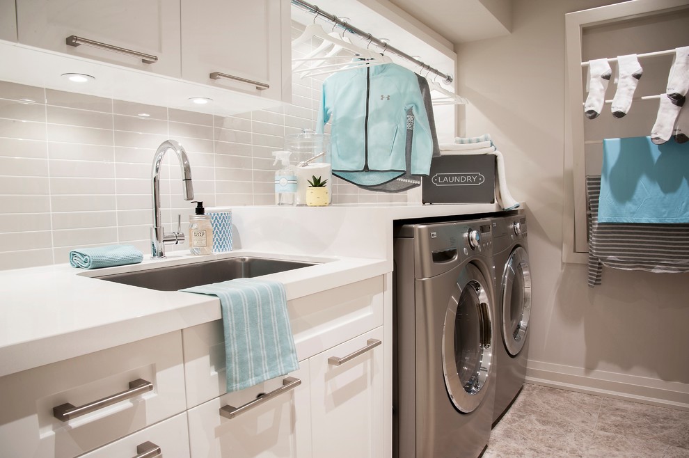 Idéer för att renovera en mellanstor vintage linjär tvättstuga enbart för tvätt, med en undermonterad diskho, skåp i shakerstil, vita skåp, bänkskiva i kvarts, grå väggar, marmorgolv, en tvättmaskin och torktumlare bredvid varandra och beiget golv