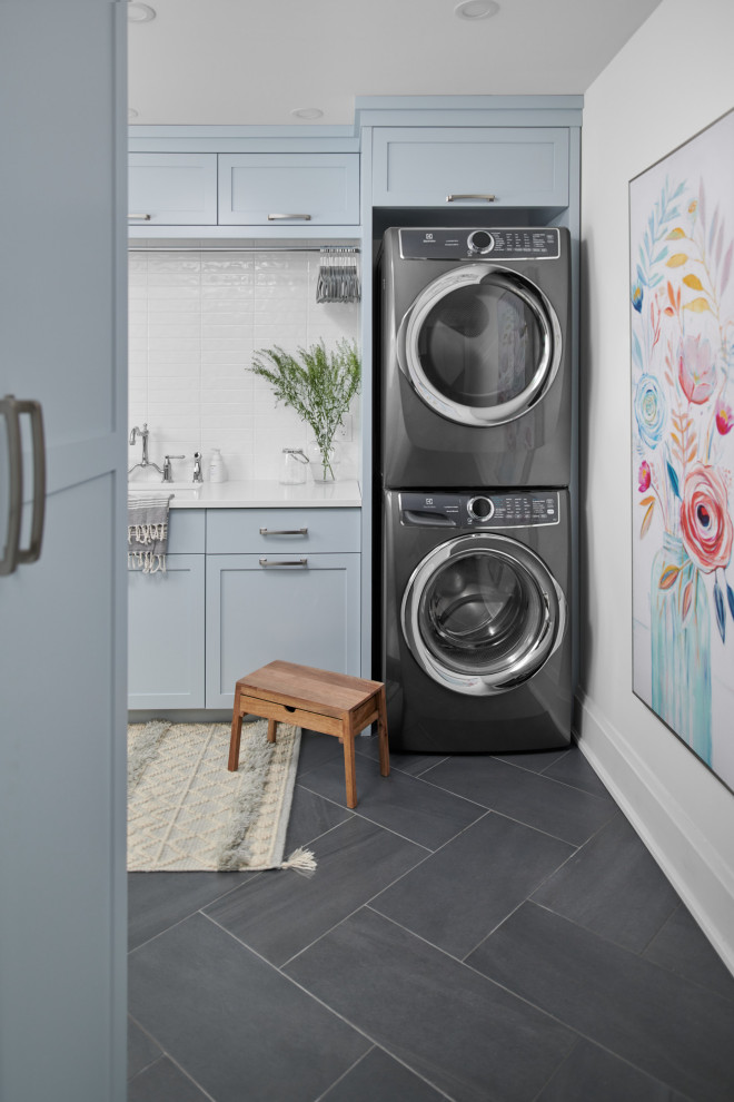 Esempio di una sala lavanderia classica con lavello sottopiano, ante in stile shaker, ante blu, top in quarzite, lavatrice e asciugatrice a colonna e top bianco