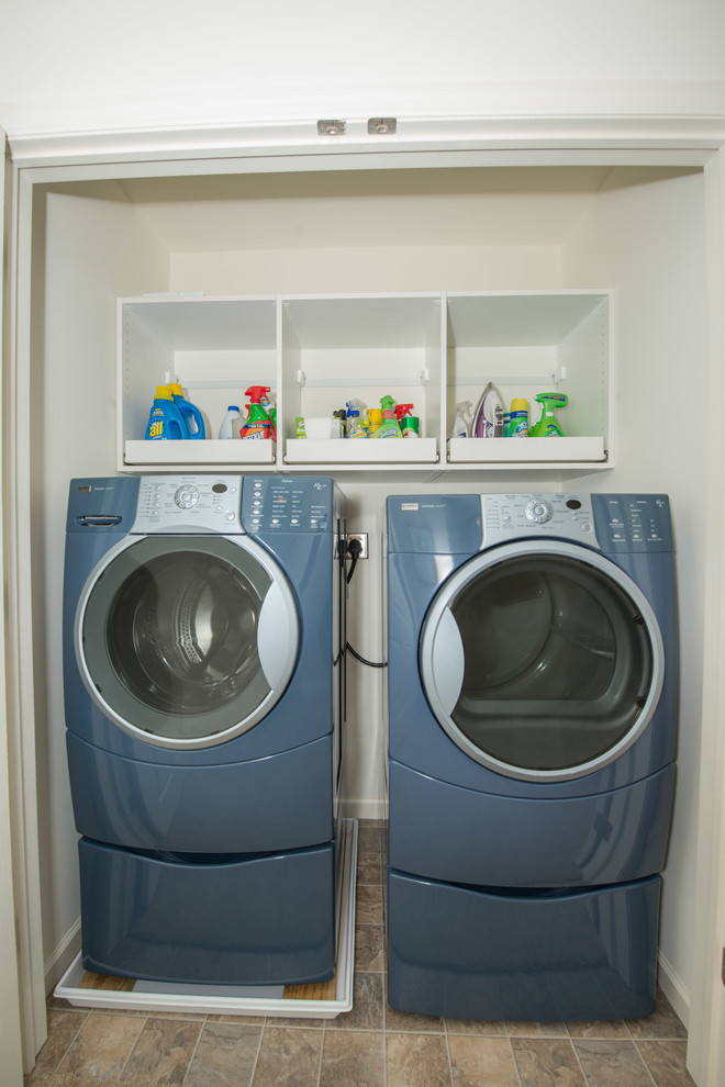 Foto di un piccolo ripostiglio-lavanderia country con nessun'anta, ante bianche, pareti bianche e lavatrice e asciugatrice affiancate