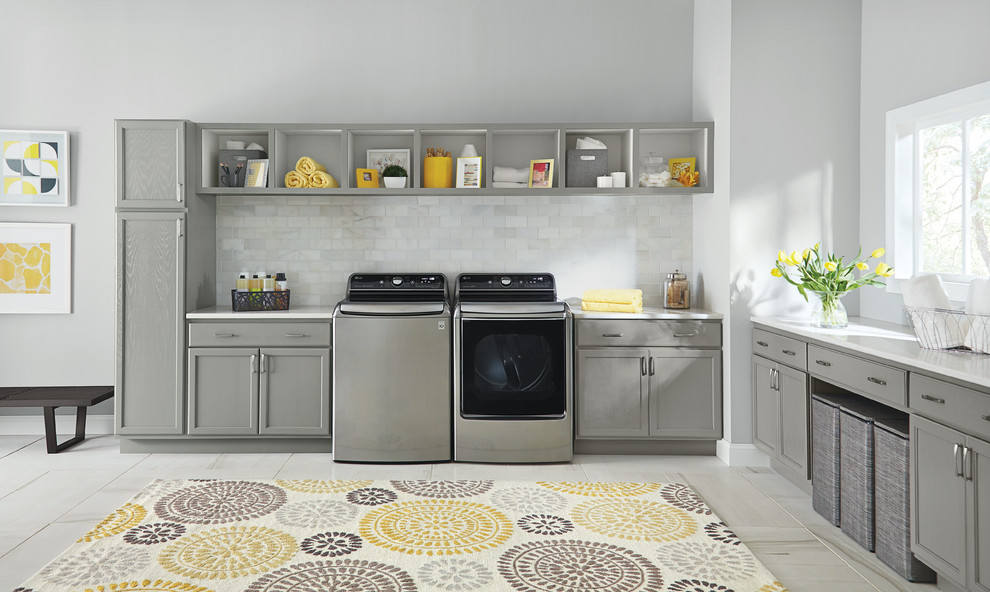Inspiration för en stor funkis l-formad tvättstuga enbart för tvätt, med bänkskiva i koppar, vita väggar, marmorgolv, en tvättmaskin och torktumlare bredvid varandra, luckor med infälld panel och grå skåp