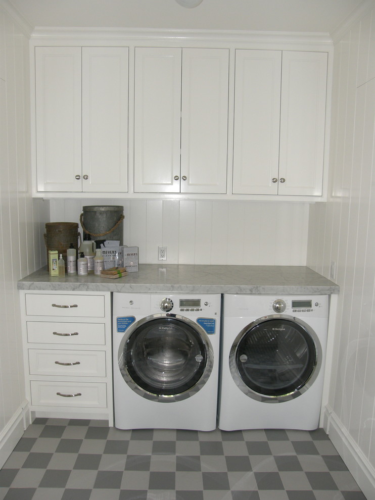 Esempio di una sala lavanderia classica di medie dimensioni con ante a filo, ante bianche, top in granito, pareti bianche, pavimento con piastrelle in ceramica e lavatrice e asciugatrice affiancate