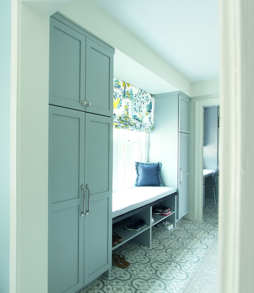 Modelo de cuarto de lavado de galera tradicional renovado de tamaño medio con armarios estilo shaker, puertas de armario azules, encimera de madera, paredes blancas, suelo de baldosas de porcelana y encimeras marrones