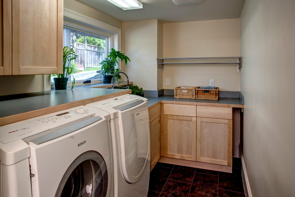 Foto de lavadero clásico renovado con puertas de armario de madera clara y lavadora y secadora juntas