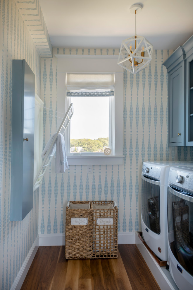 ボストンにあるビーチスタイルのおしゃれな洗濯室 (I型、インセット扉のキャビネット、青いキャビネット、青い壁、濃色無垢フローリング、茶色い床) の写真