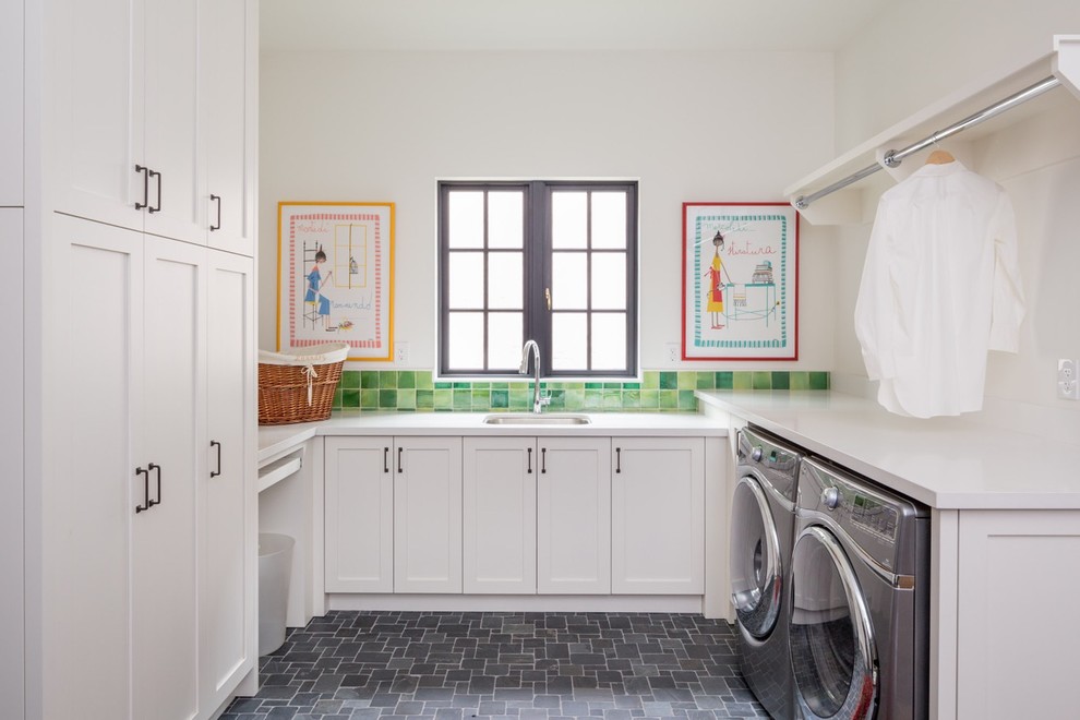Immagine di una sala lavanderia chic con lavello sottopiano, ante in stile shaker, ante bianche, pareti bianche e lavatrice e asciugatrice affiancate