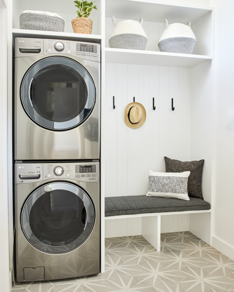 Imagen de cuarto de lavado de tamaño medio con fregadero encastrado, paredes blancas, suelo de baldosas de porcelana, suelo gris y panelado