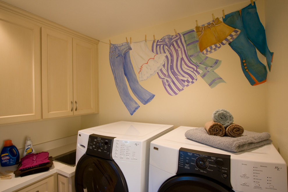 Ispirazione per una sala lavanderia design di medie dimensioni con ante beige, top in laminato, pareti beige e lavatrice e asciugatrice affiancate