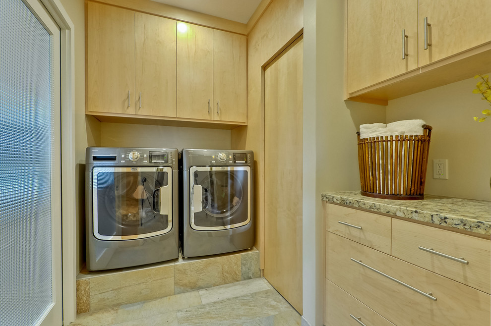 Idee per una grande lavanderia moderna con ante lisce, ante in legno chiaro, pavimento in ardesia, pavimento beige e pareti beige