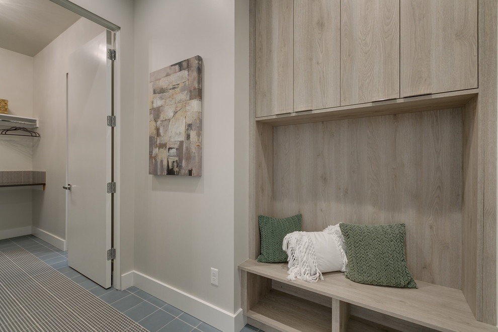 На фото: прямая универсальная комната среднего размера в стиле модернизм с серыми стенами, полом из керамической плитки и синим полом с