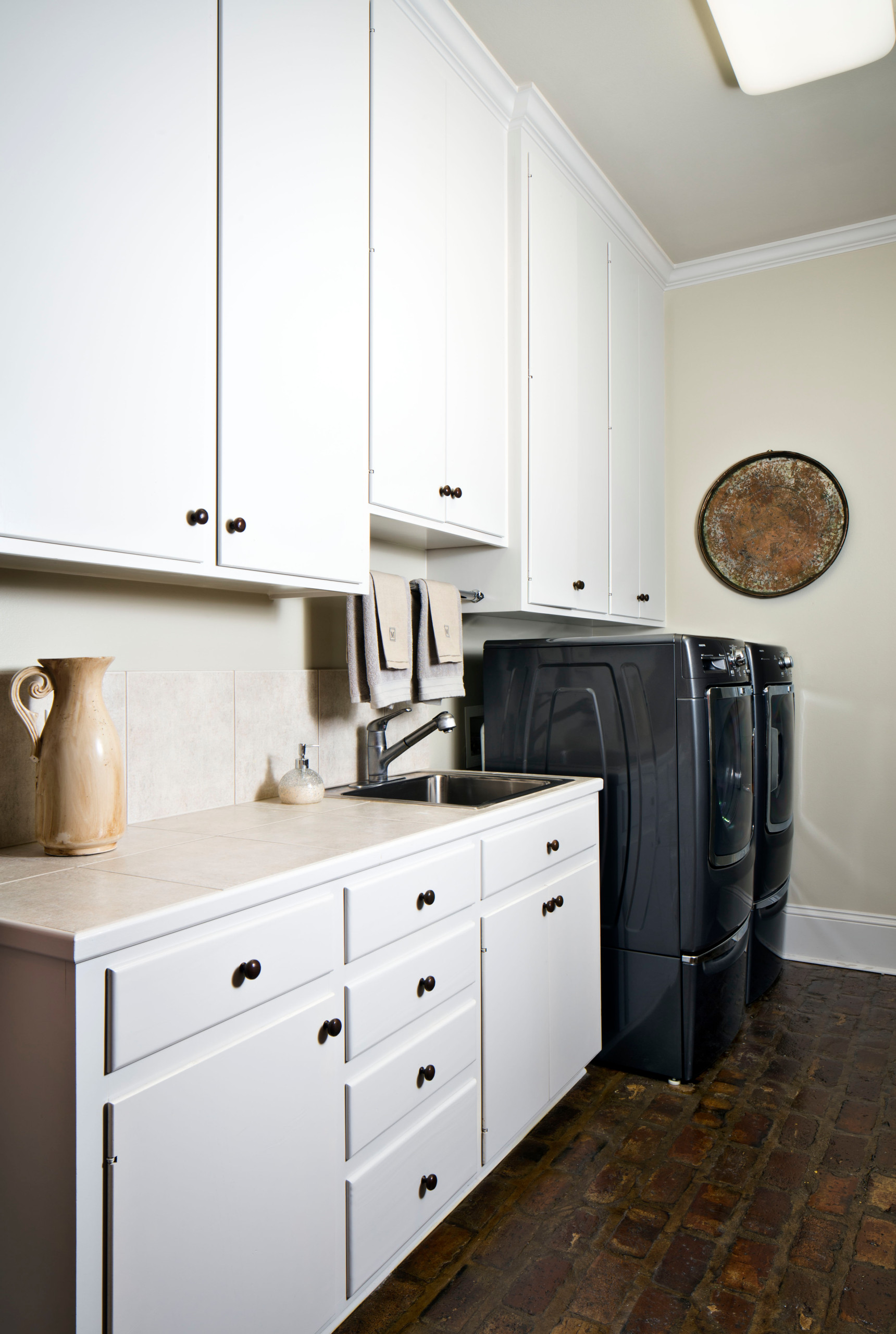 75 Laundry Room with Tile Countertops Ideas You'll Love - January, 2024