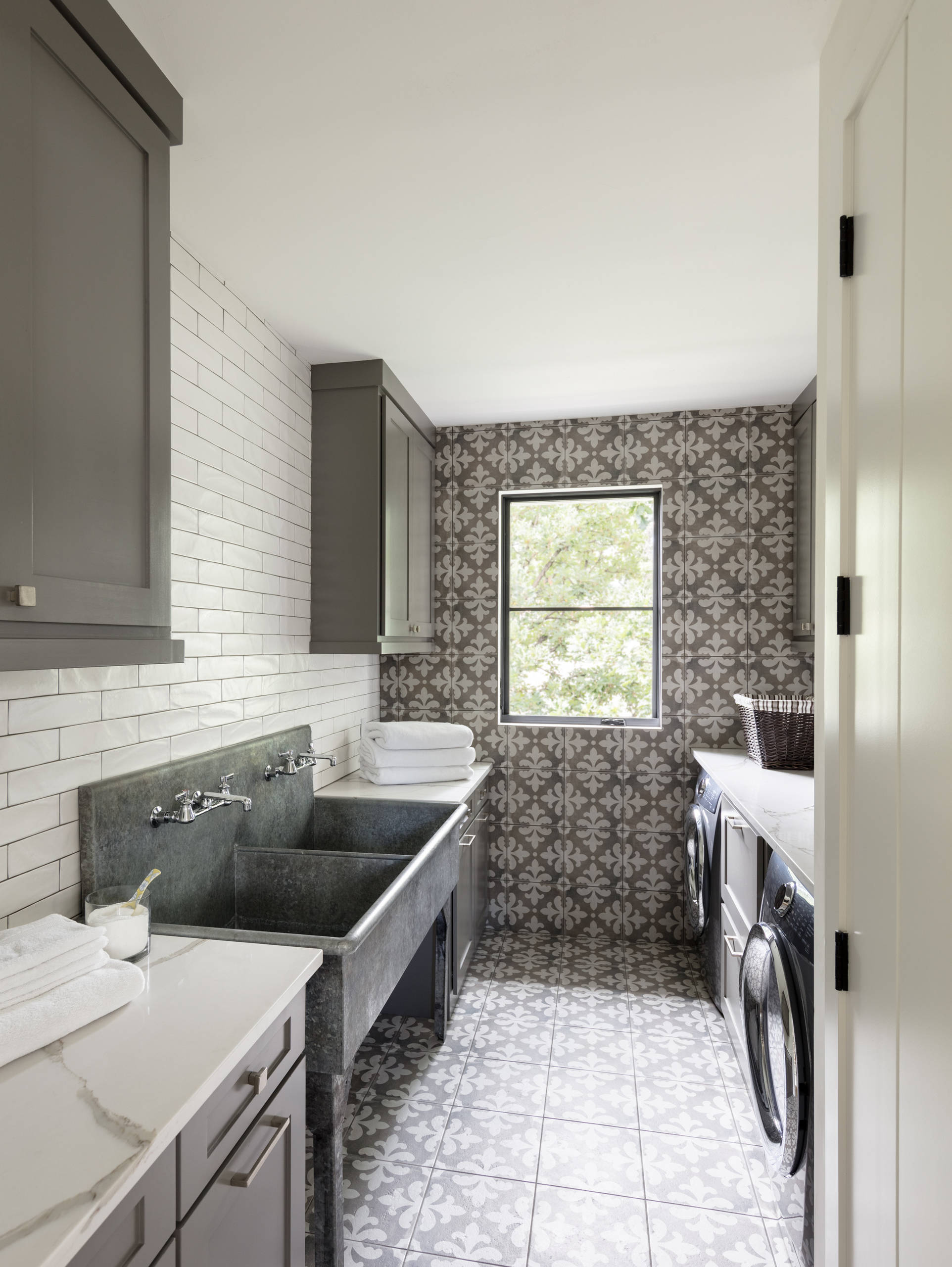 75 Laundry Room with an Utility Sink Ideas You'll Love - January, 2024