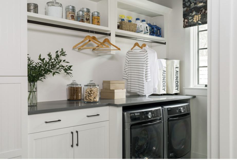 Inspiration för små moderna parallella grått tvättstugor enbart för tvätt, med luckor med upphöjd panel, vita skåp, bänkskiva i kvartsit, vita väggar, klinkergolv i keramik, en tvättmaskin och torktumlare bredvid varandra och grått golv
