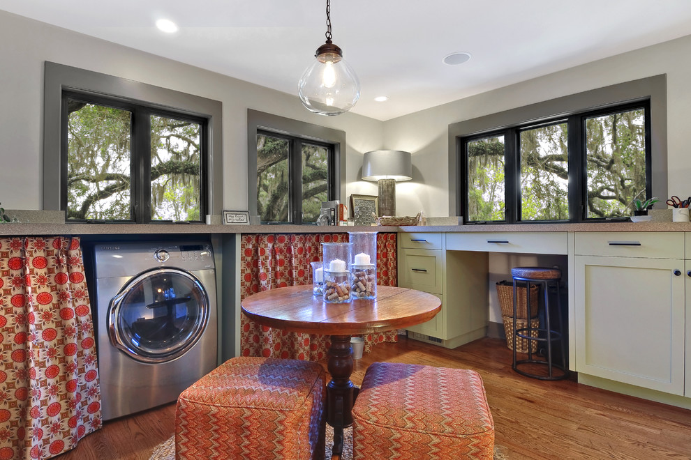 Mittelgroßer Klassischer Hauswirtschaftsraum in L-Form mit Waschmaschine und Trockner versteckt in Charleston