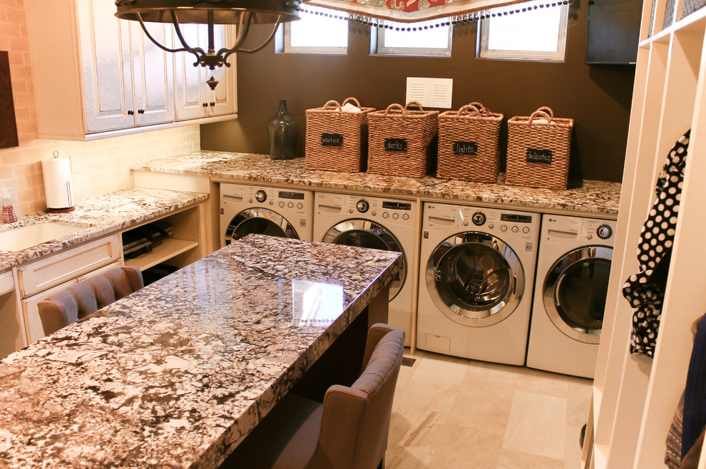 Foto di una lavanderia multiuso tradizionale di medie dimensioni con lavello da incasso, ante a filo, ante bianche, top in granito, pareti marroni e lavatrice e asciugatrice affiancate