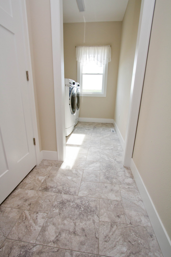 Esempio di una lavanderia multiuso chic con pavimento in vinile e pavimento bianco