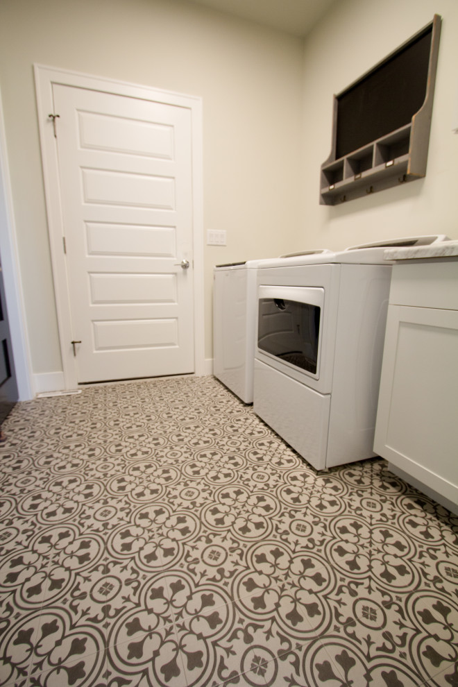 Exempel på ett klassiskt grovkök, med vinylgolv, en tvättmaskin och torktumlare bredvid varandra och brunt golv