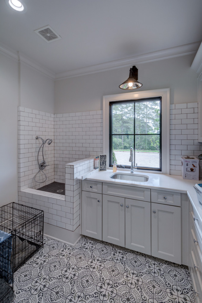 Foto de cuarto de baño grande con armarios estilo shaker, puertas de armario grises, paredes blancas, suelo de baldosas de cerámica y suelo multicolor