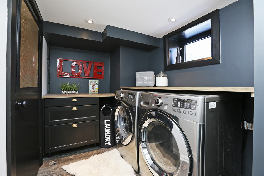 Example of an urban laundry room design in Toronto