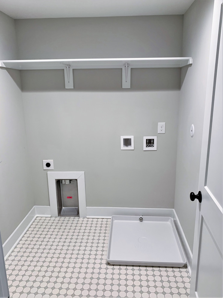 Foto de cuarto de lavado lineal tradicional de tamaño medio con paredes grises, suelo de baldosas de cerámica, lavadora y secadora juntas y suelo multicolor