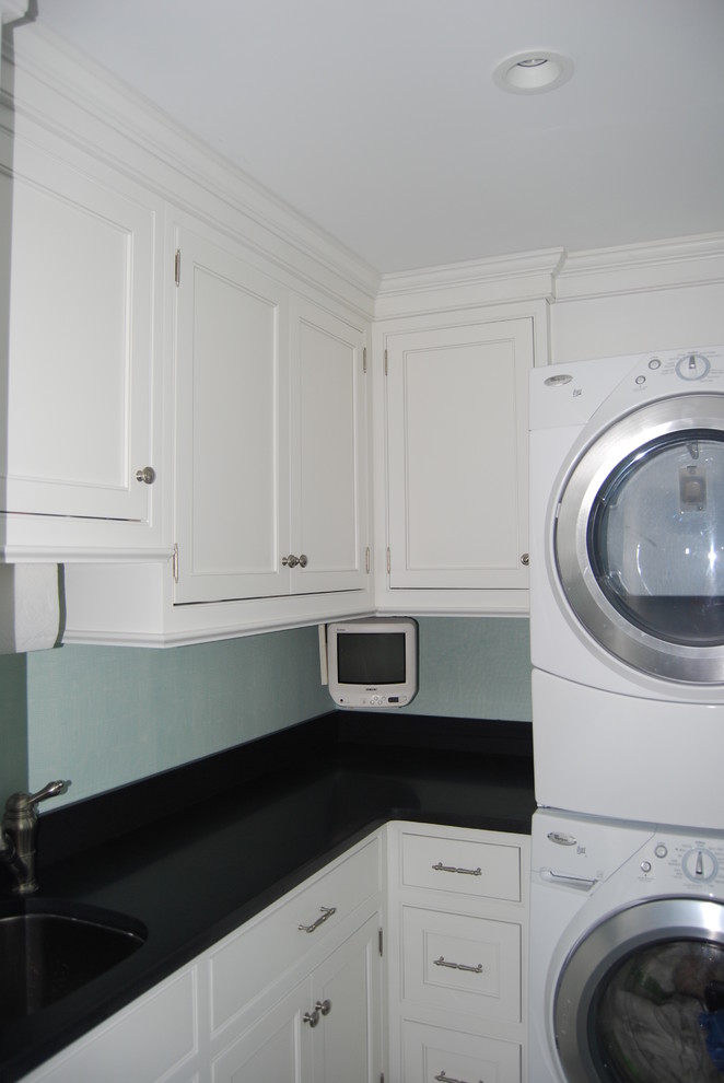 Example of a classic laundry room design in Newark