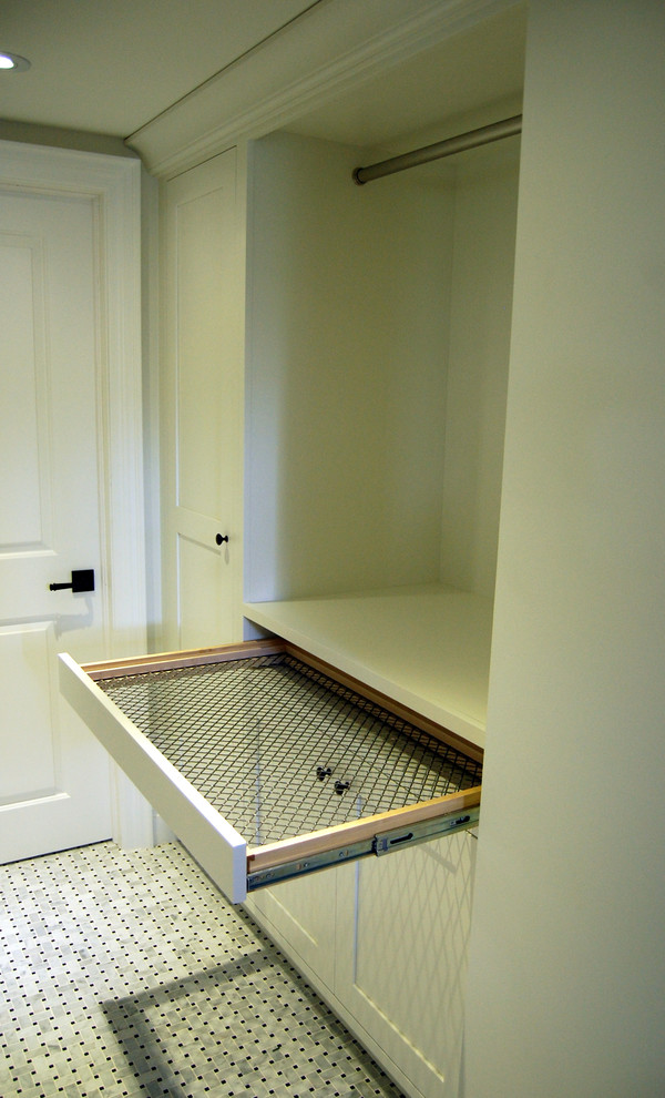 Aménagement d'une petite buanderie parallèle classique multi-usage avec un placard à porte shaker et des portes de placard blanches.