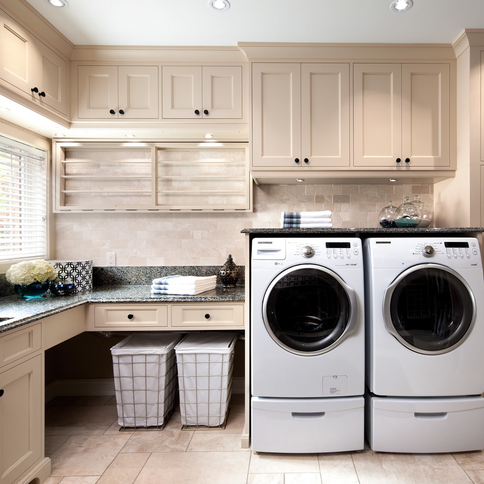 Immagine di una lavanderia multiuso chic con ante con riquadro incassato, ante beige, lavatrice e asciugatrice affiancate e top nero