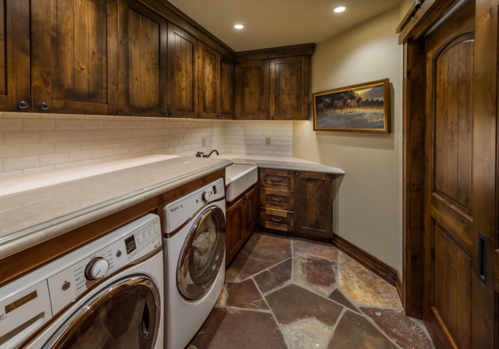 Idee per una grande sala lavanderia rustica con lavello stile country, ante con riquadro incassato, top in legno e lavatrice e asciugatrice affiancate