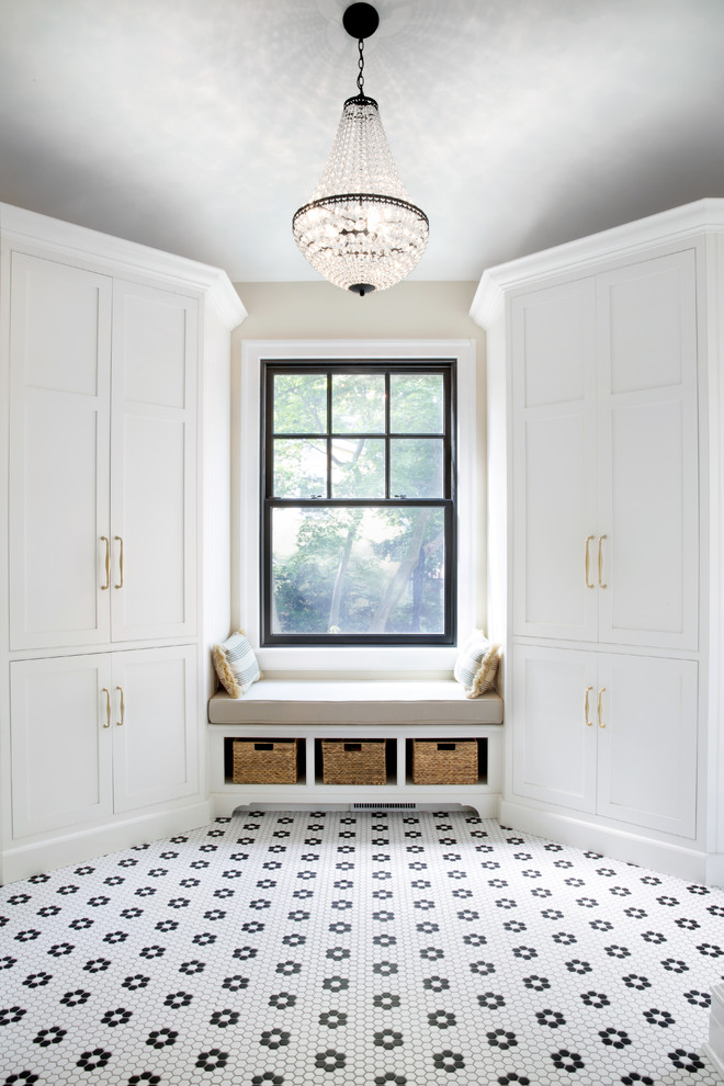 Idee per una lavanderia multiuso chic di medie dimensioni con ante in stile shaker, ante bianche, pareti beige, pavimento in gres porcellanato e pavimento multicolore