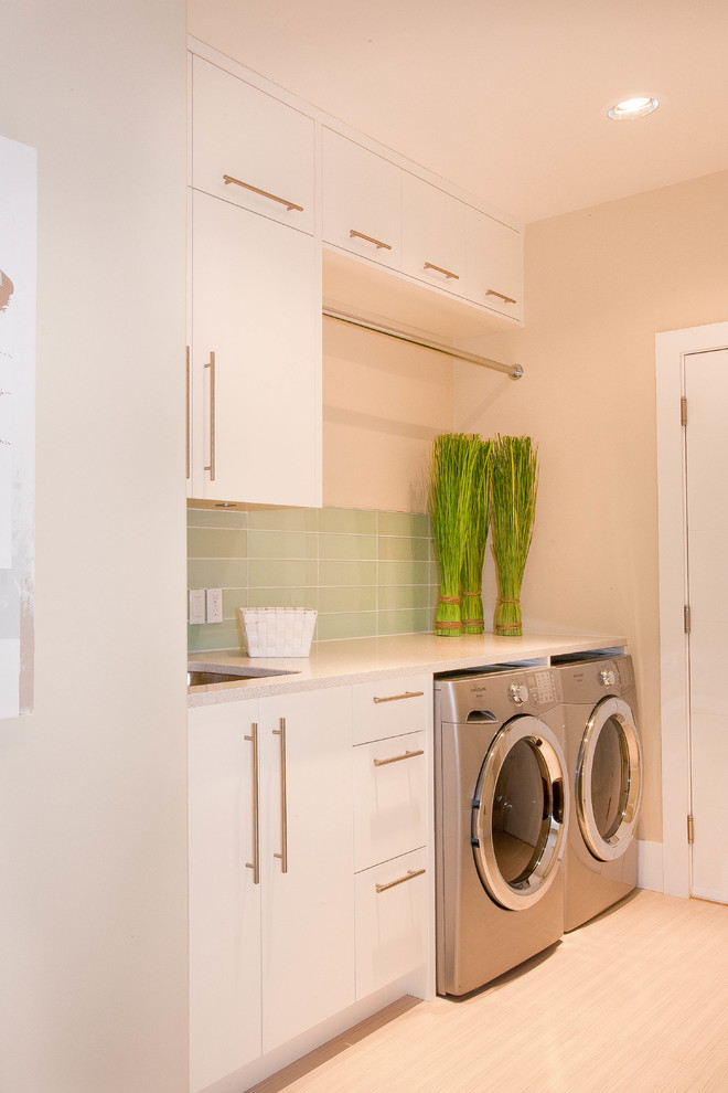 Foto de lavadero contemporáneo con armarios con paneles lisos, puertas de armario blancas y lavadora y secadora juntas