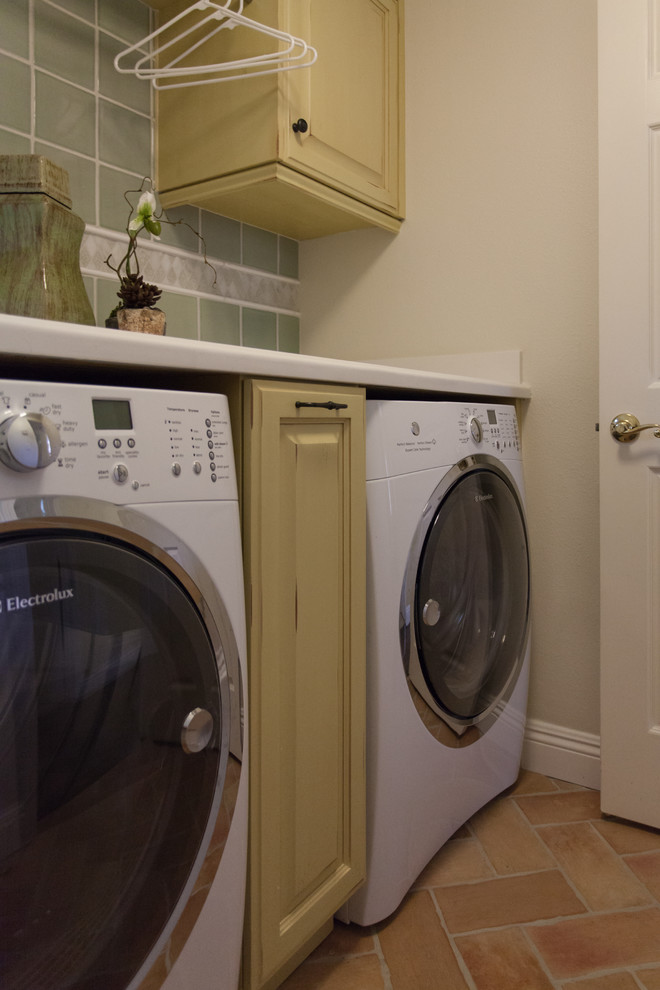 Idéer för en mellanstor lantlig vita linjär tvättstuga enbart för tvätt, med en rustik diskho, luckor med upphöjd panel, beige skåp, laminatbänkskiva, vita väggar, klinkergolv i keramik och en tvättmaskin och torktumlare bredvid varandra