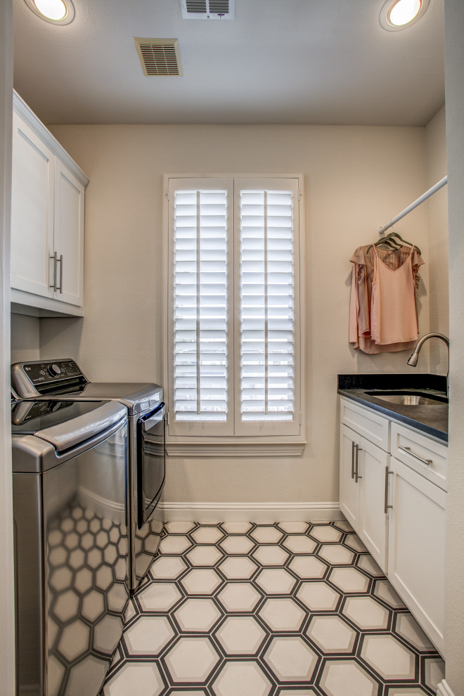This is an example of a traditional utility room in Dallas.