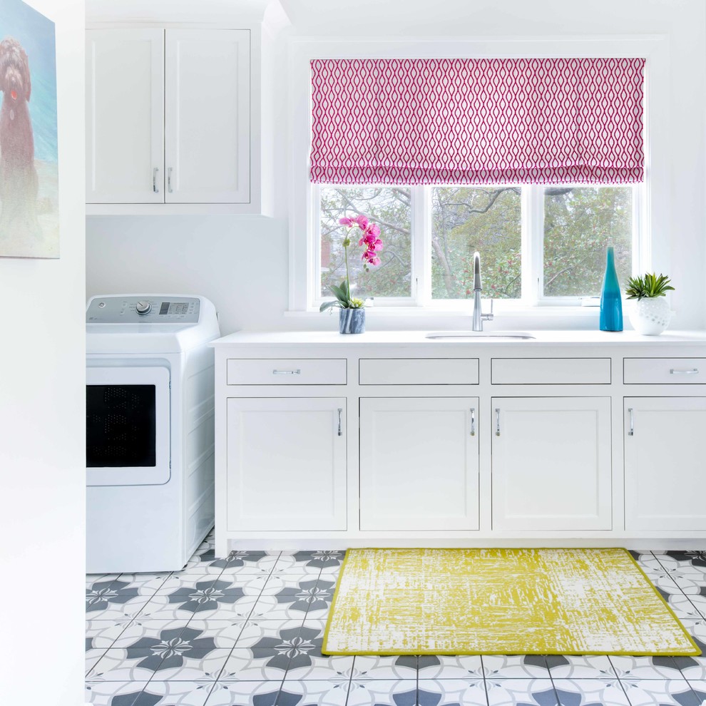 Modelo de cuarto de lavado marinero con fregadero bajoencimera, armarios estilo shaker, puertas de armario blancas, paredes blancas, suelo multicolor y encimeras blancas
