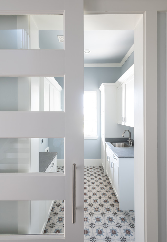 Inspiration för stora klassiska parallella grått tvättstugor enbart för tvätt, med en undermonterad diskho, skåp i shakerstil, vita skåp, bänkskiva i kvarts, blå väggar och blått golv