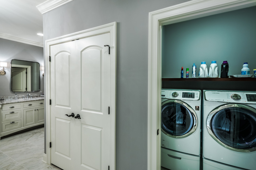 Mittelgroße, Einzeilige Klassische Waschküche mit grauer Wandfarbe, Marmorboden und Waschmaschine und Trockner nebeneinander in Sonstige