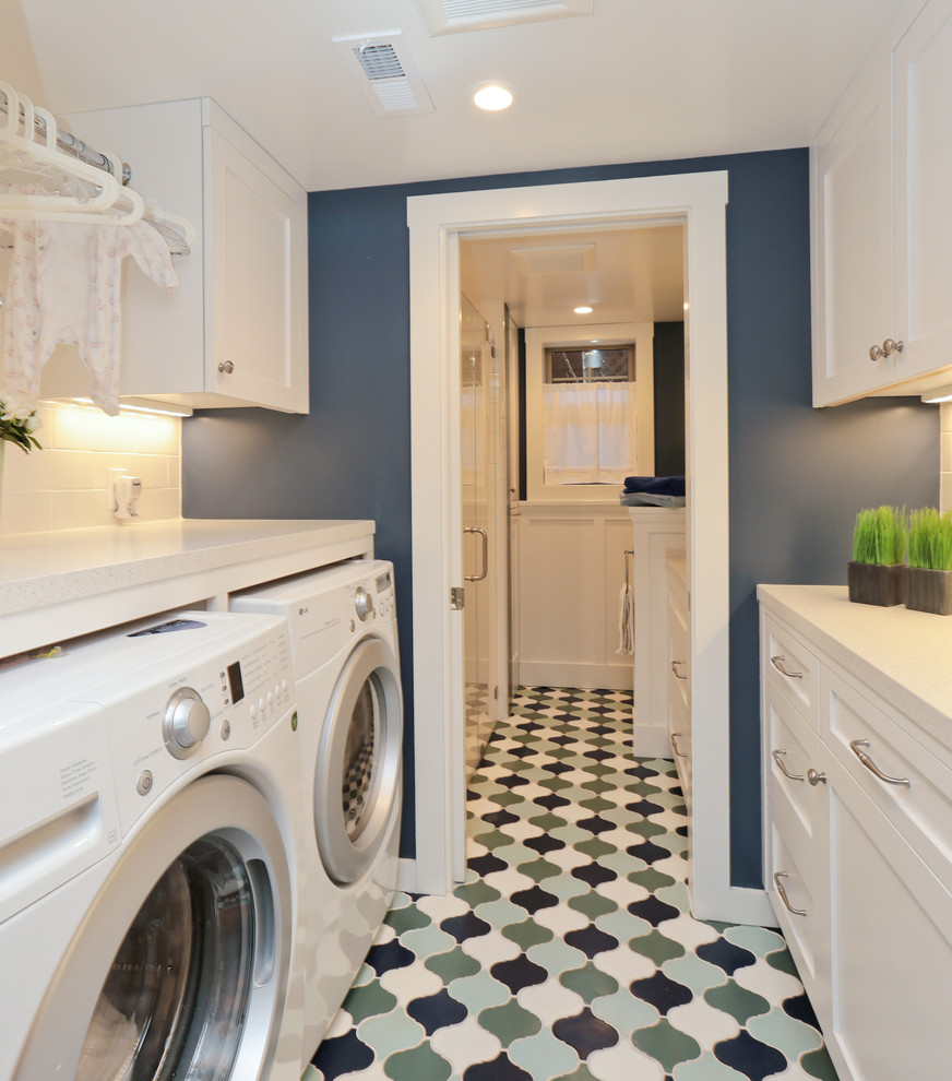 Esempio di una lavanderia stile americano con ante in stile shaker, ante bianche, pareti blu e pavimento in terracotta