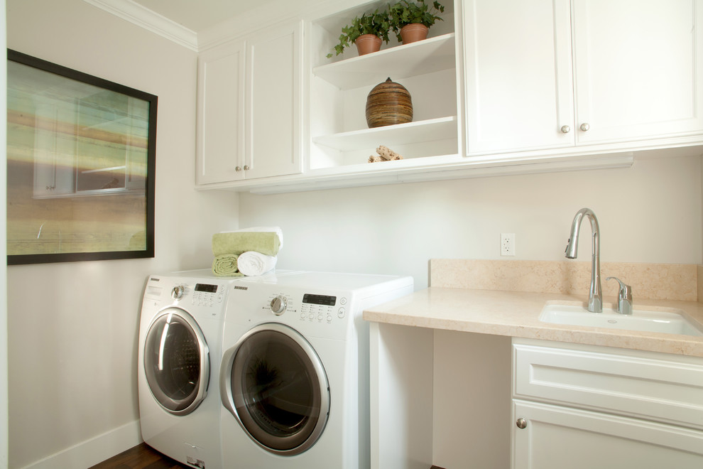 Foto di una lavanderia tradizionale con lavatrice e asciugatrice affiancate