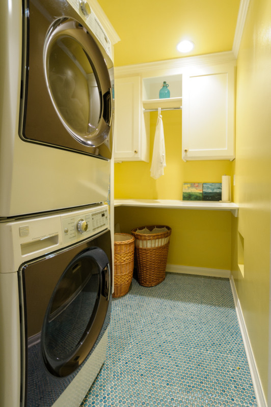 Diseño de cuarto de lavado de galera clásico renovado pequeño con armarios estilo shaker, puertas de armario blancas, encimera de madera y lavadora y secadora apiladas