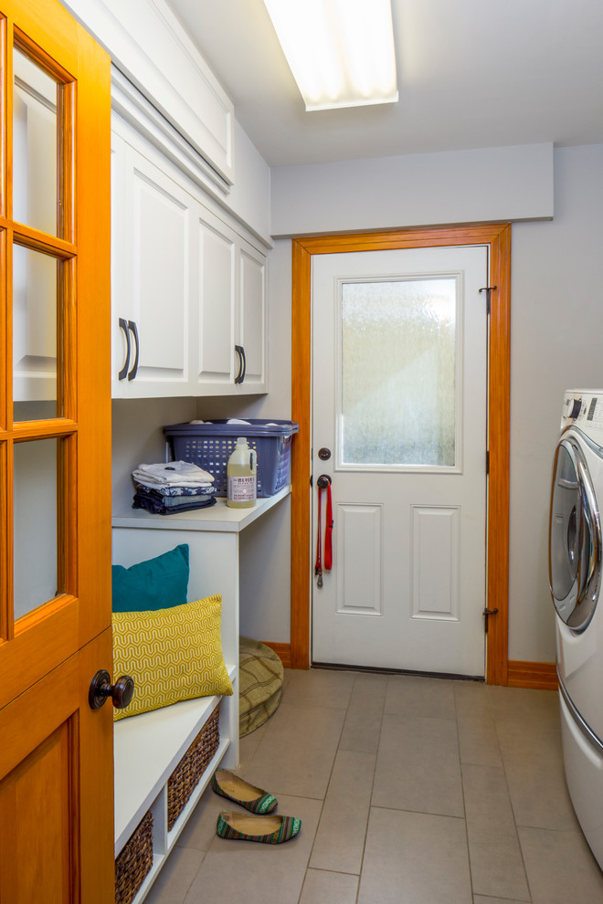 オースティンにある小さなトラディショナルスタイルのおしゃれな洗濯室 (レイズドパネル扉のキャビネット、白いキャビネット、ラミネートカウンター、磁器タイルの床、ベージュの床、グレーの壁、グレーのキッチンカウンター) の写真