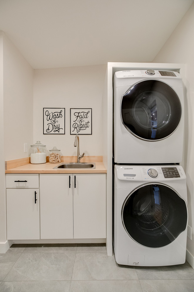 Mid-century modern laundry room photo in Minneapolis