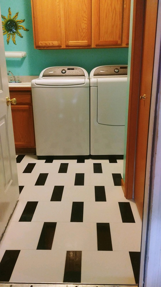 Foto di una sala lavanderia chic di medie dimensioni con ante in legno scuro, pareti blu, pavimento in gres porcellanato, lavatrice e asciugatrice affiancate e pavimento bianco