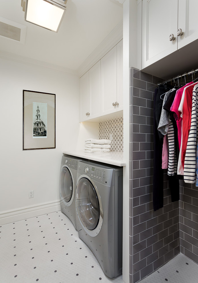 Immagine di una sala lavanderia contemporanea con ante con riquadro incassato, ante bianche, pareti bianche e pavimento multicolore