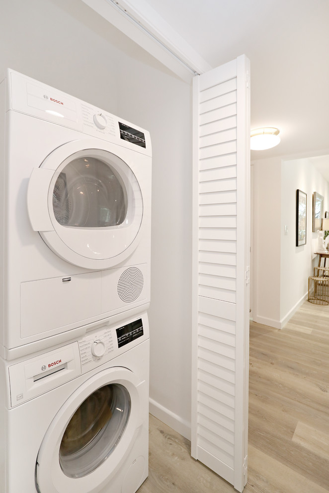 Laundry room - contemporary laundry room idea in Los Angeles