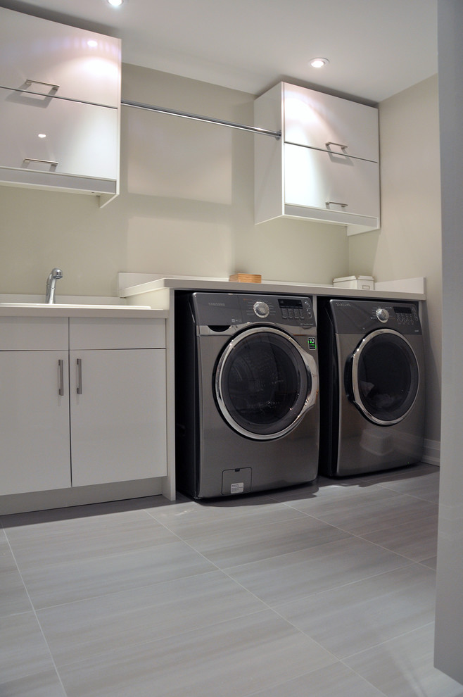 Photo of a contemporary utility room in Toronto.