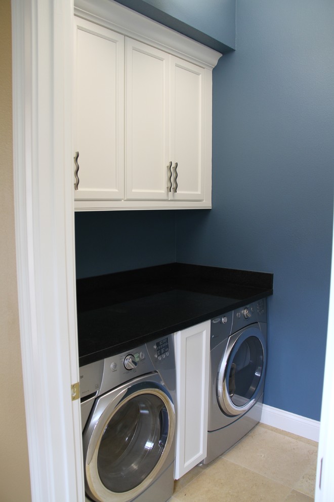 Idéer för att renovera en mellanstor vintage linjär tvättstuga enbart för tvätt, med luckor med infälld panel, vita skåp, bänkskiva i koppar, blå väggar och en tvättmaskin och torktumlare bredvid varandra