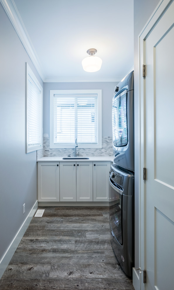 Immagine di una piccola sala lavanderia tradizionale con ante in stile shaker, ante bianche e top in quarzite