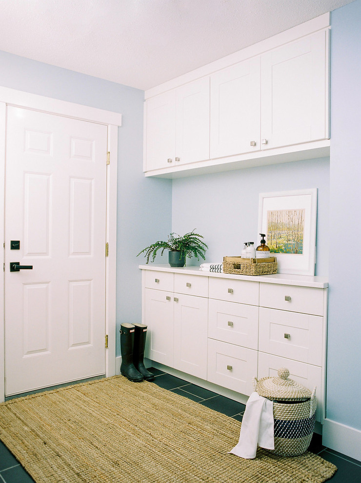 Inspiration pour une buanderie parallèle traditionnelle multi-usage et de taille moyenne avec un placard à porte shaker, des portes de placard blanches, un plan de travail en quartz, un mur bleu, un sol en carrelage de porcelaine et un sol gris.