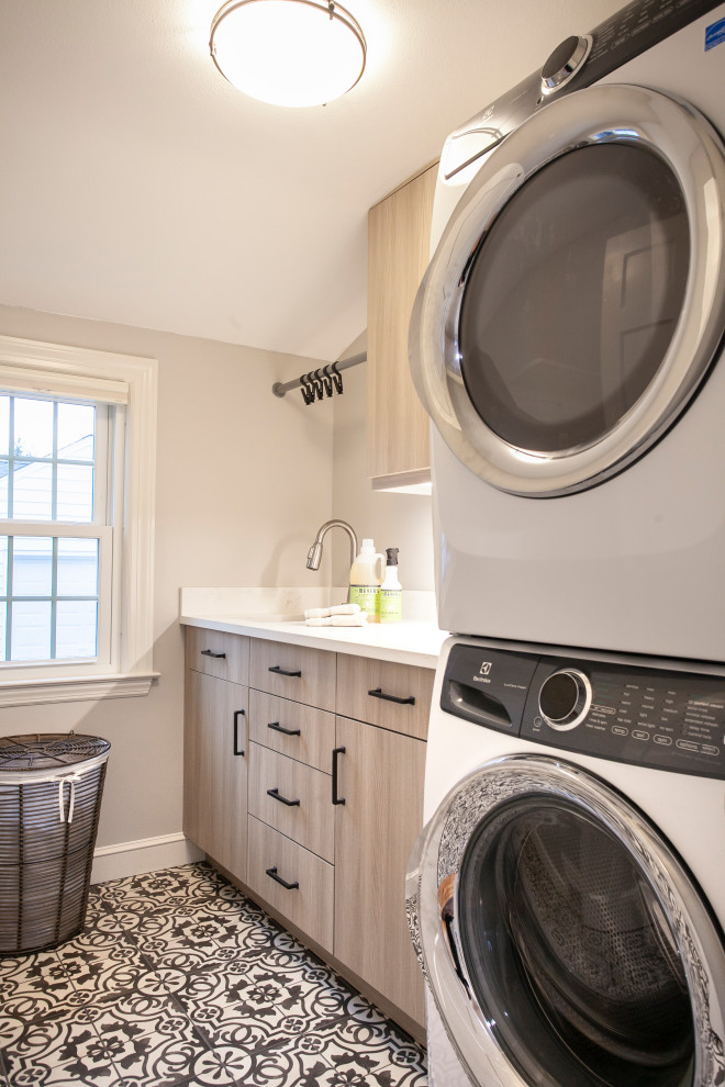 Idéer för mellanstora vintage linjära vitt tvättstugor enbart för tvätt, med en undermonterad diskho, släta luckor, bruna skåp, bänkskiva i kvarts, grå väggar, klinkergolv i keramik, en tvättpelare och vitt golv