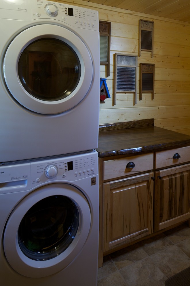 Bild på en rustik tvättstuga