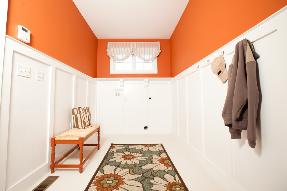 На фото: большая универсальная комната с оранжевыми стенами и полом из керамической плитки
