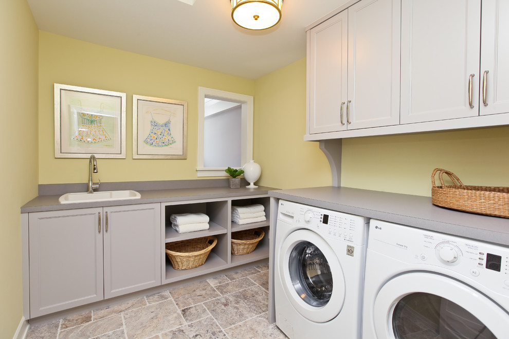 Foto di una lavanderia chic con pareti gialle, pavimento grigio e top grigio